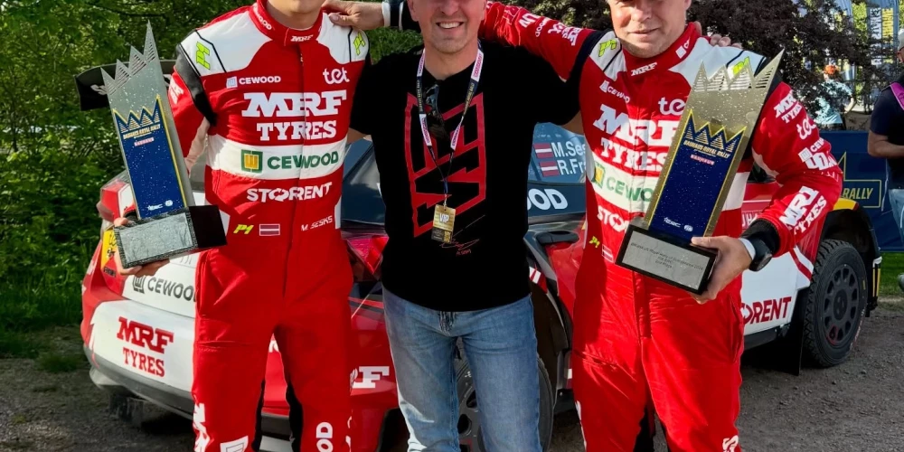 No kreisās: pilots Mārtiņš Sesks, CEWOOD valdes loceklis Ingars Ūdris un stūrmanis Renārs Francis (foto: Flat-out Media Agency)