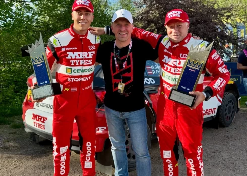 No kreisās: pilots Mārtiņš Sesks, CEWOOD valdes loceklis Ingars Ūdris un stūrmanis Renārs Francis (foto: Flat-out Media Agency)