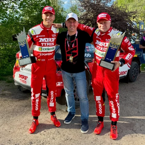 No kreisās: pilots Mārtiņš Sesks, CEWOOD valdes loceklis Ingars Ūdris un stūrmanis Renārs Francis (foto: Flat-out Media Agency)