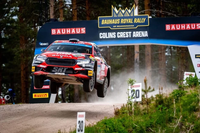 Pilots Mārtiņš Sesks un stūrmanis Renārs Francis rallija laikā (foto: Flat-out Media Agency)