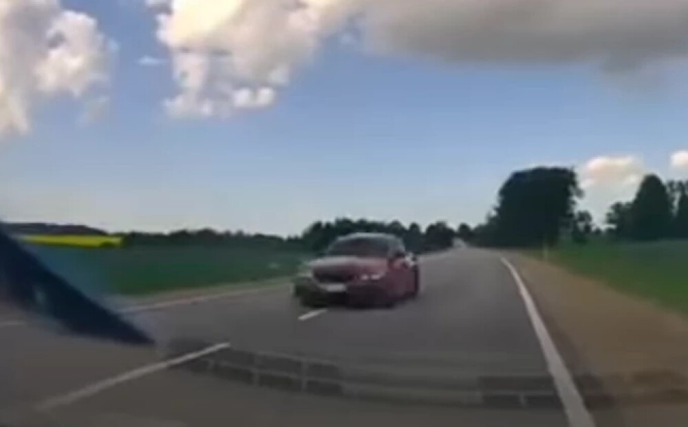 Autovadītājs uz Bauskas šosejas knapi izvairās no frontālas sadursmes. VIDEO