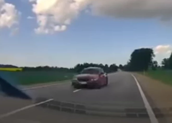 Autovadītājs uz Bauskas šosejas knapi izvairās no frontālas sadursmes. VIDEO