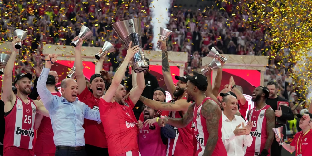 "Olympiacos" ar ULEB Eirolīgas trofeju (foto: Scanpix / AP)