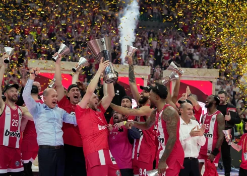 "Olympiacos" ar ULEB Eirolīgas trofeju (foto: Scanpix / AP)
