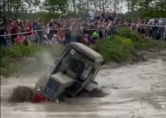 ВИДЕО: в Резекненском крае снова устроили безумные "Тракторные гонки"