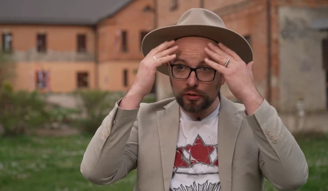 Kad Vita painteresējās, vai viņš nevēlētos atgūt kādreizējo matu apjomu, mūziķis pasmējās, ka sieva laikam plāno viņu sūtīt uz kādu Turcijas klīniku.