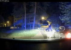 VIDEO: policija Vecmīlgrāvī aiztur iereibušu BMW vadītāju; vainīgā bēg un izmanto piparu gāzi