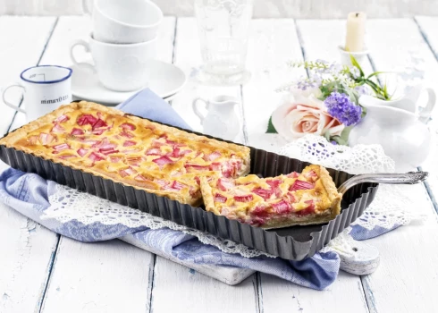 Tik garda un sulīga rabarberu plātsmaize ar banāniem. 