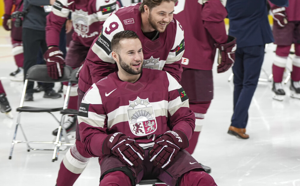 FOTO: Latvijas hokejisti labā noskaņojumā aizvadījuši oficiālo fotografēšanos pasaules čempionātā