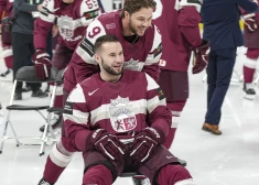 FOTO: Latvijas hokejisti labā noskaņojumā aizvadījuši oficiālo fotografēšanos pasaules čempionātā
