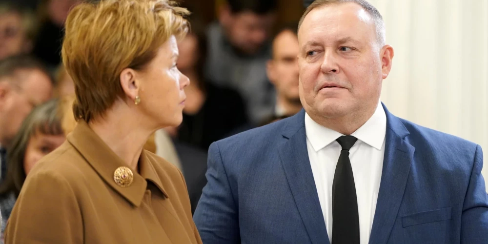 Amatu saglabās ārlietu ministre Baiba Braže, bet par satiksmes ministru tiek virzīts līdzšinējais iekšlietu ministrs Rihards Kozlovskis.