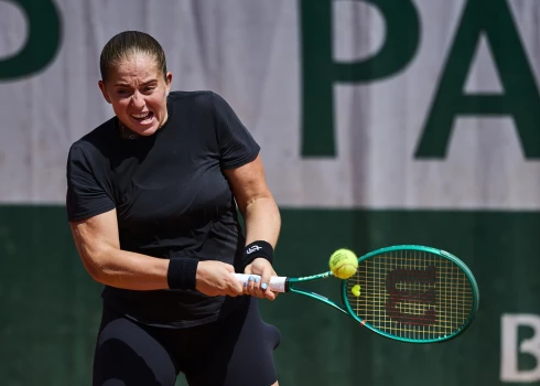 Aļona Ostapenko ar rezultātu 6-4, 6-4 uzvarēja vācieti Ellu Zeidlu.