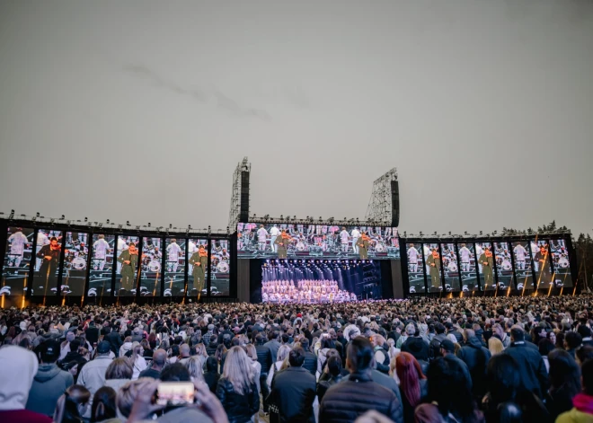 Mežaparkā uzsākta “5. Lielais Koncerts” jubilejas skatuves būvniecība
