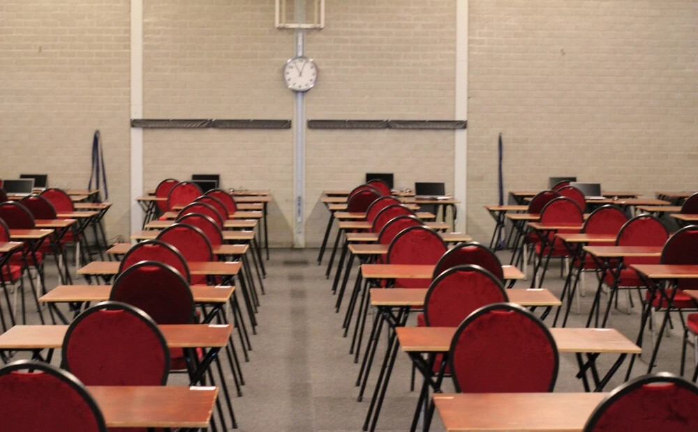 Gaisa telpas apdraudējuma dēļ aptuveni 1350 skolēniem būs jākārto atšķirīga latviešu valodas eksāmena daļa