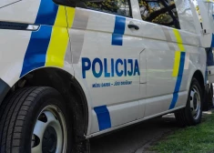 Jelgavā aiztur iereibušu autovadītāju un viņas vīru par policijas darba traucēšanu