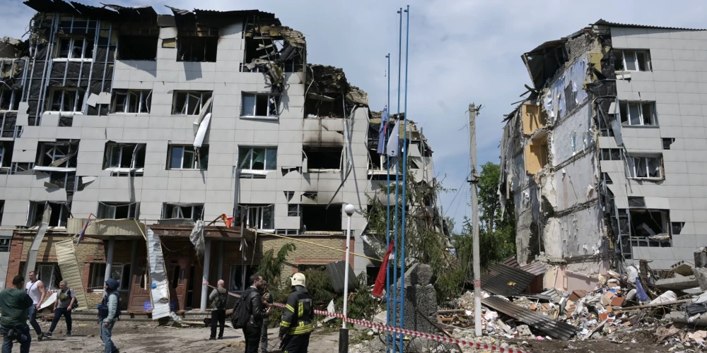 Ukraiņu uzbrukumā krievu okupētajai Ukrainas pilsētai Starobiļskai esot cietusi jauniešu kopmītne un vairāki nepilngadīgie esot gājuši bojā. Oficiālu pierādījumu par to, protams, nav.