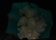 Rīgā kratīšanā atrod 3,5 kilogramus amfetamīna un tūkstošiem eiro