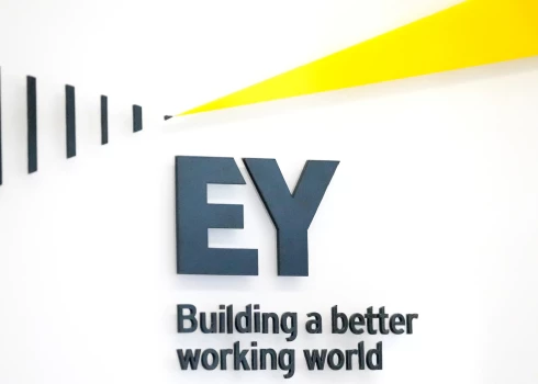 "Ernst & Young Baltic" logotips.