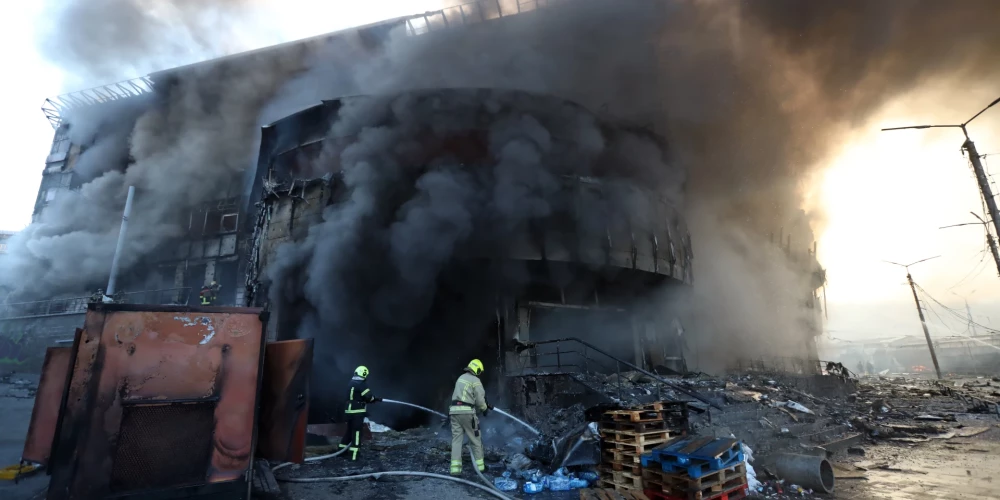  Krievi naktī uz svētdienu pakļāvuši Kijivu masīvai ballistisko raķešu un lidrobotu apšaudei.