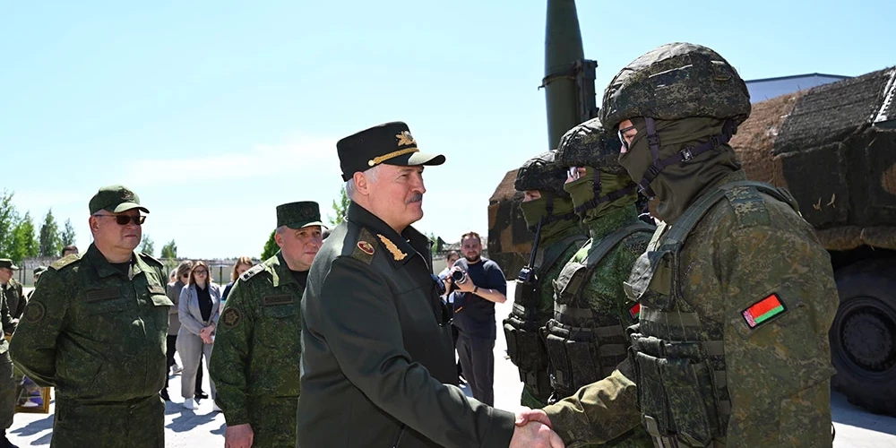 Baltkrievijas diktators Aleksandrs Lukašenko (centrā) sveic personālu militārajā bāzē Osipoviču rajonā, Baltkrievijā. Krievija un Baltkrievija 18. maijā uzsāka kopīgas militārās mācības, kas ilga līdz 21. maijam. 