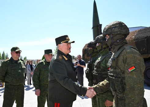 Baltkrievijas diktators Aleksandrs Lukašenko (centrā) sveic personālu militārajā bāzē Osipoviču rajonā, Baltkrievijā. Krievija un Baltkrievija 18. maijā uzsāka kopīgas militārās mācības, kas ilga līdz 21. maijam. 