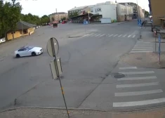 VIDEO: Daugavpilī autovadītājs "griež saulītes" pilsētas centrā un apdraud gājējus