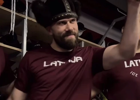 Haralds Egle ar iegūto Lāčplēša cepuri.