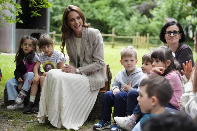 Vizītes laikā princese Keita brīvi sarunājās ar bērniem itāliski.