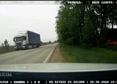 VIDEO: Dobeles novadā kravas automašīnas vadītājs mēģina izvairīties no soda ar 50 eiro kukuli