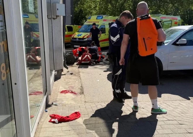 "Spēcīgs sitiens, un man norāva kāju!" Šausminošajā avārijā Vecmīlgrāvī cietušais atklāj traģēdijas detaļas