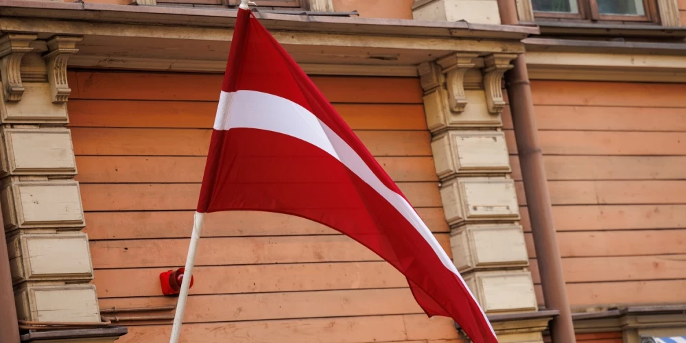 Lūdz saukt pie atbildības vīrieti par Latvijas karoga zaimošanu Ilūkstē. 