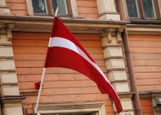 Lūdz saukt pie atbildības vīrieti par Latvijas karoga zaimošanu Ilūkstē