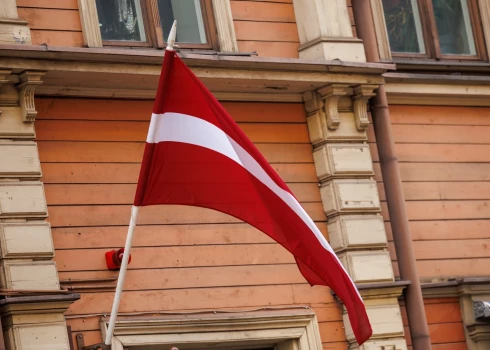 Lūdz saukt pie atbildības vīrieti par Latvijas karoga zaimošanu Ilūkstē. 