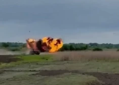 VIDEO: okupantu drons Ukrainā nekontrolēti ietriecas zemē un eksplodē vien pāris metru attālumā no traktorista