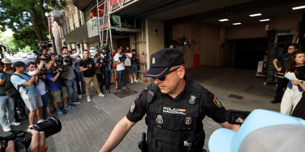 Policija Madridē veic kratīšanu sociālistu partijas galvenajā mītnē. 