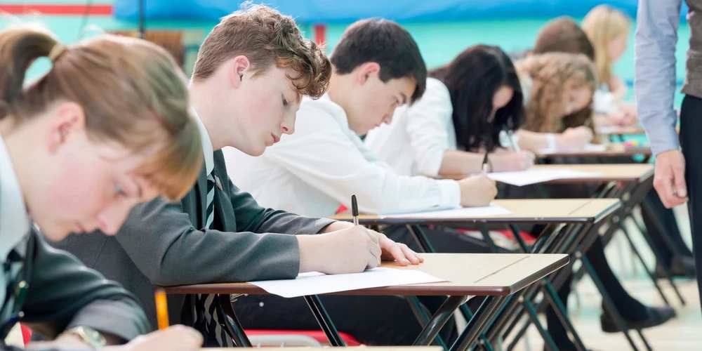 Nesenie ārkārtas apstākļi aktualizējuši nepieciešamību pārskatīt skolēnu eksaminācijas sistēmu un mācību gada organizāciju.