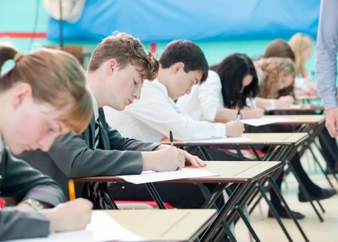 Nesenie ārkārtas apstākļi aktualizējuši nepieciešamību pārskatīt skolēnu eksaminācijas sistēmu un mācību gada organizāciju.