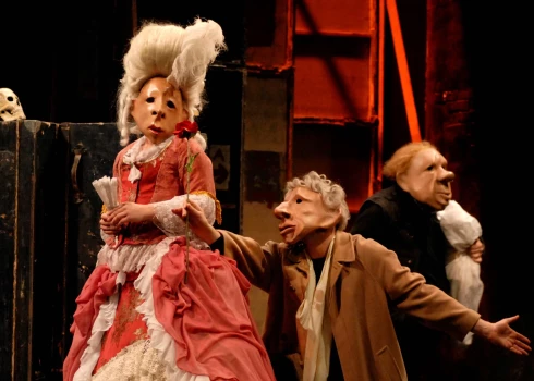 Teatro Delusio - это театр без слов, в котором актеры с помощью масок, пластики и невероятно точной актерской игры создают более 30 персонажей.