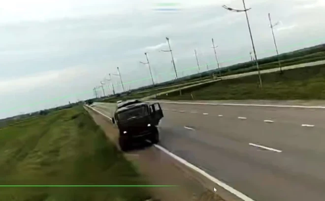 Ukrainas drons ceļā uz okupantu loģistikas kravas automašīnu.
