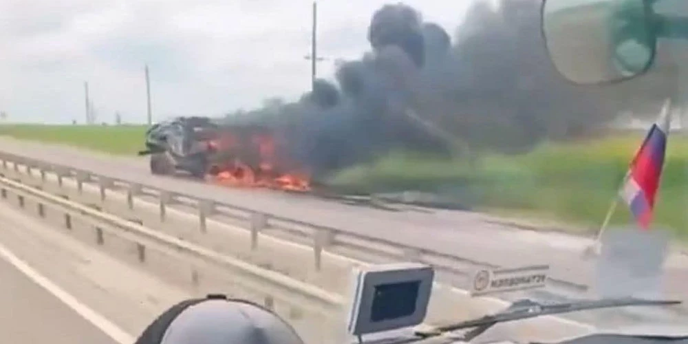 Krievijas tālbraucējs fiksējis, ka gar ceļiem, kas tuvojas okupētajai Mariupolei, sāk uzkrāties iznīcināti Krievijas loģistikas transportlīdzekļi.