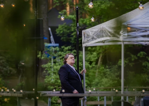  Rododendru ziedēšanas svētkus ar koncertu “Ir viens vakars maigā maijā” ieskandināja pasaulslavenais latviešu tenors Aleksandrs Antoņenko.