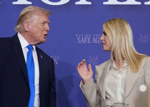 ASV prezidents Donalds Tramps un toreizējā ģenerālprokurore Pema Bondi