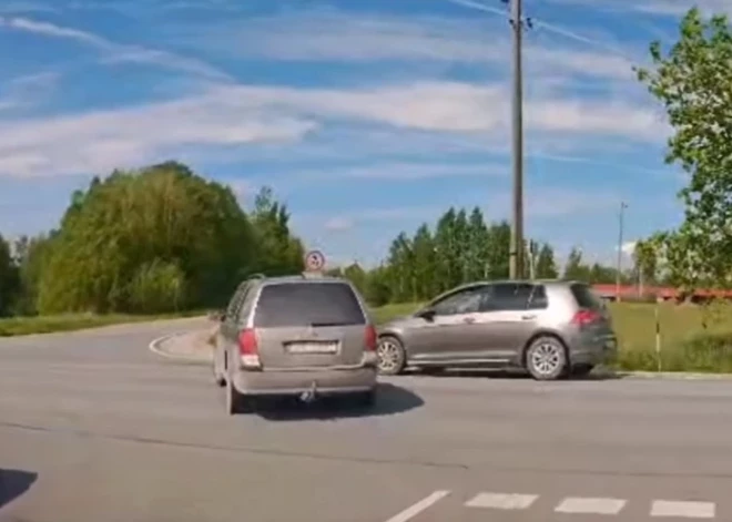 Raiskuma pagastā autovadītājs gandrīz izraisa smagu avāriju un mierīgi aizbrauc. VIDEO