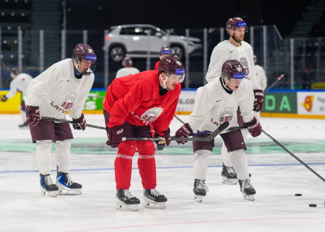 Latvija trenējas pirms ceturtdaļfināla pret Norvēģiju (foto: Ansis Ancovs/LHF)