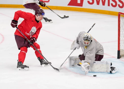 Latvija trenējas pirms ceturtdaļfināla pret Norvēģiju (foto: Ansis Ancovs/LHF)