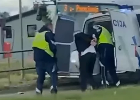 BMW vadītāju policija aizturēja (ekrānuzņēmums no video)