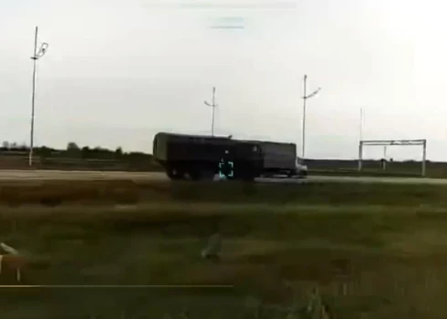 Okupanti ir sākuši maskēt militāros transportlīdzekļus par civiliem transportlīdzekļiem, tādējādi apdraudot īstus civiliedzīvotājus.