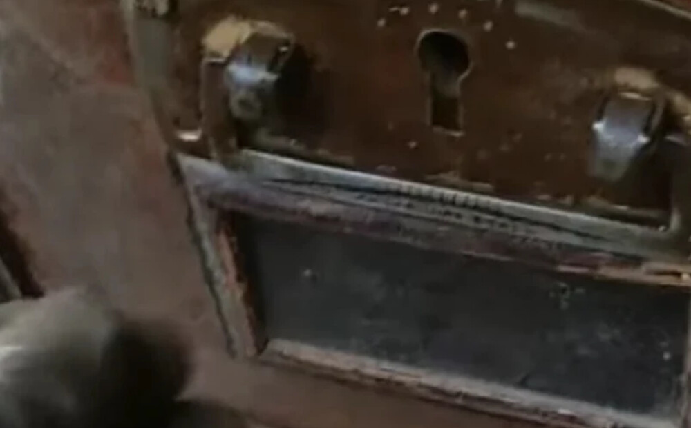 Pāris nopirka vecu kumodi un uzreiz saprata, ka ar to kaut kas nav kārtībā. VIDEO