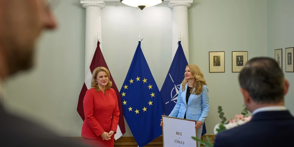 Ministru prezidenete Evika Siliņa pasniedz pateicības rakstus un piemiņas veltes ministriem.