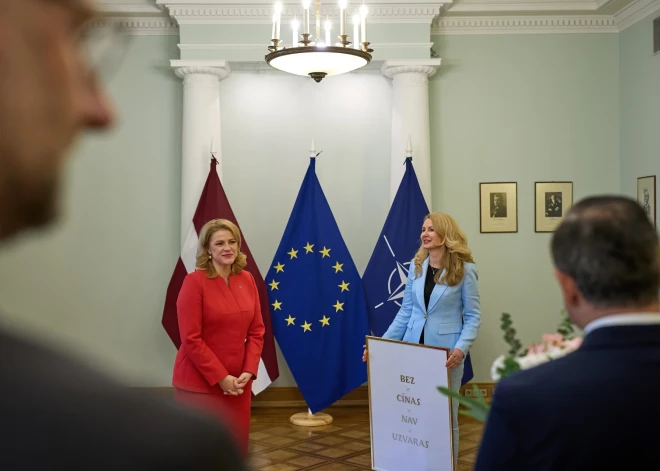 Ministru prezidenete Evika Siliņa pasniedz pateicības rakstus un piemiņas veltes ministriem.